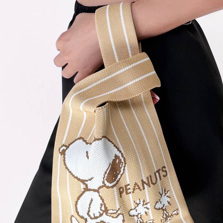 LASR – wholesale Tote bag – Women's – Peanuts Snoopy and Friend Knitted Baggu Brown Mini Tote1