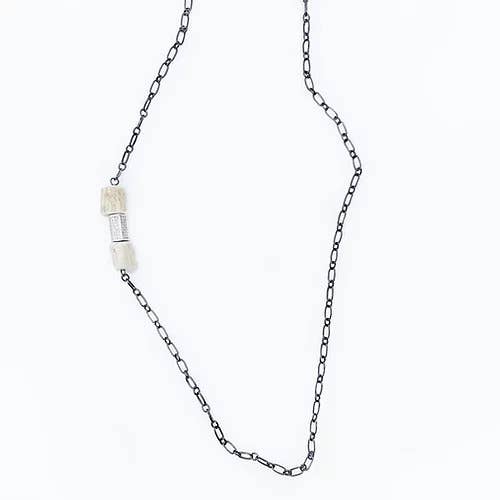 Collier de perles de bois en métal pour la vente par HEATHER FORD