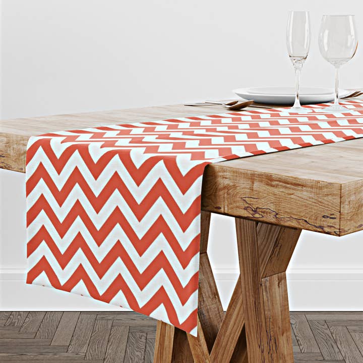 Chemin de table ZigZag orange corail pour décoration de table pour la vente par Blue Haven Decor