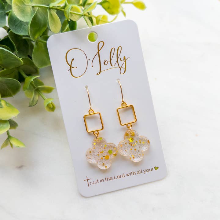 Oferta - Quadrado aberto dourado com pendente quatrofolha com brilho dourado por atacado de O’Lolly Jewelry