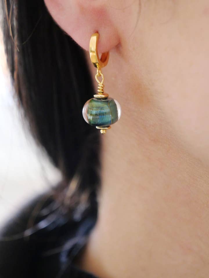 Imperial grüne Isis Mini-Creolen für den Großhandel von CHRISTEL BUSSIERE