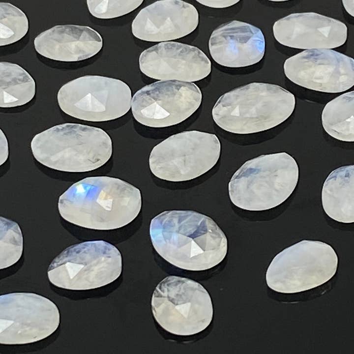 5 stuks/10 stuks natuurlijke regenboogmaansteenrosecuten, maansteen, rosecut facetgeslepen schijfjes, losse edelsteenringstenen, 10x8 mm - 15x11 mm voor wholesale door Akstar Gems