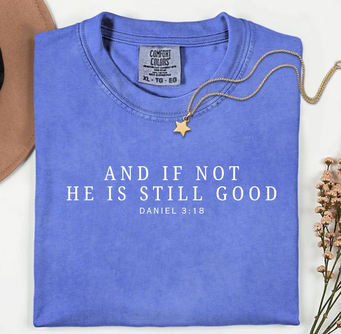 Posh Magnolia Boutique – Engroshandel T-shirt med print - Dame – Han er stadig en god religiøs inspirerende komfortfarve T-shirt2
