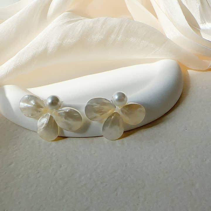 White SIMPLE CLOVER URBAN COOL EARRINGS_CWAJE1709 for wholesale on Faire
