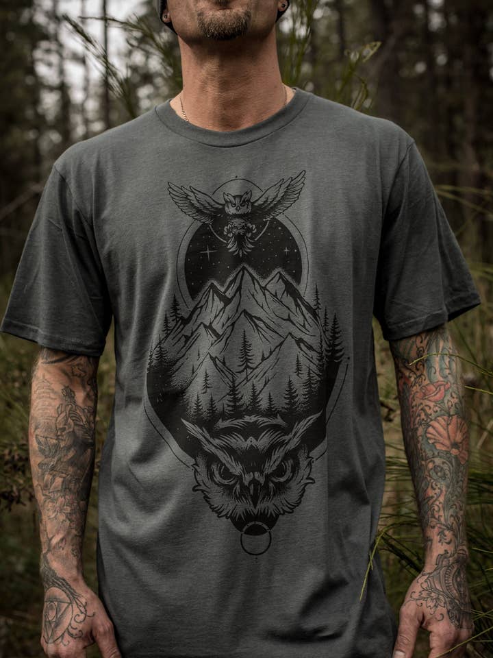 T-Shirt de Cânhamo Wise Hunter com Coruja, Montanhas, Pinheiro por atacado de Sacred State Design