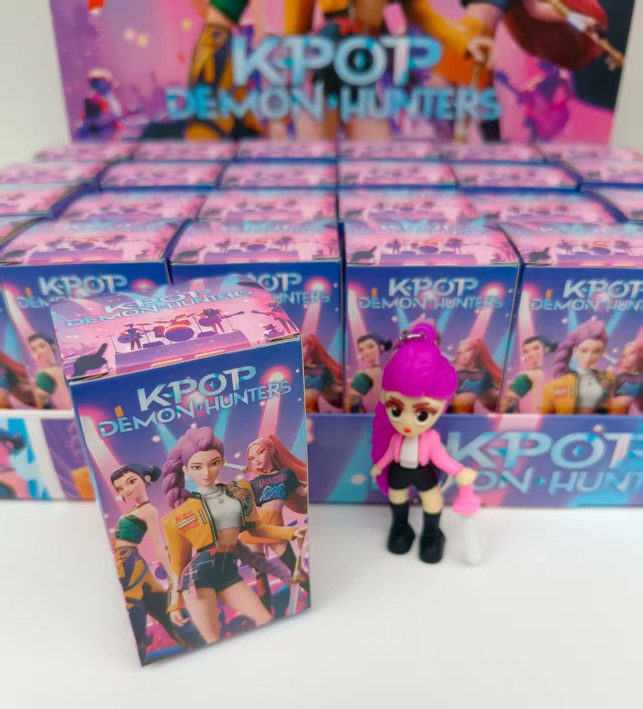 Auraquise - Vente Porte-clés – enfant - Calendrier de l'Avent KPOP Demon Hunter Girl Group 24 pièces Boîte Surprise Ensemble de Porte-clés en Silicone2