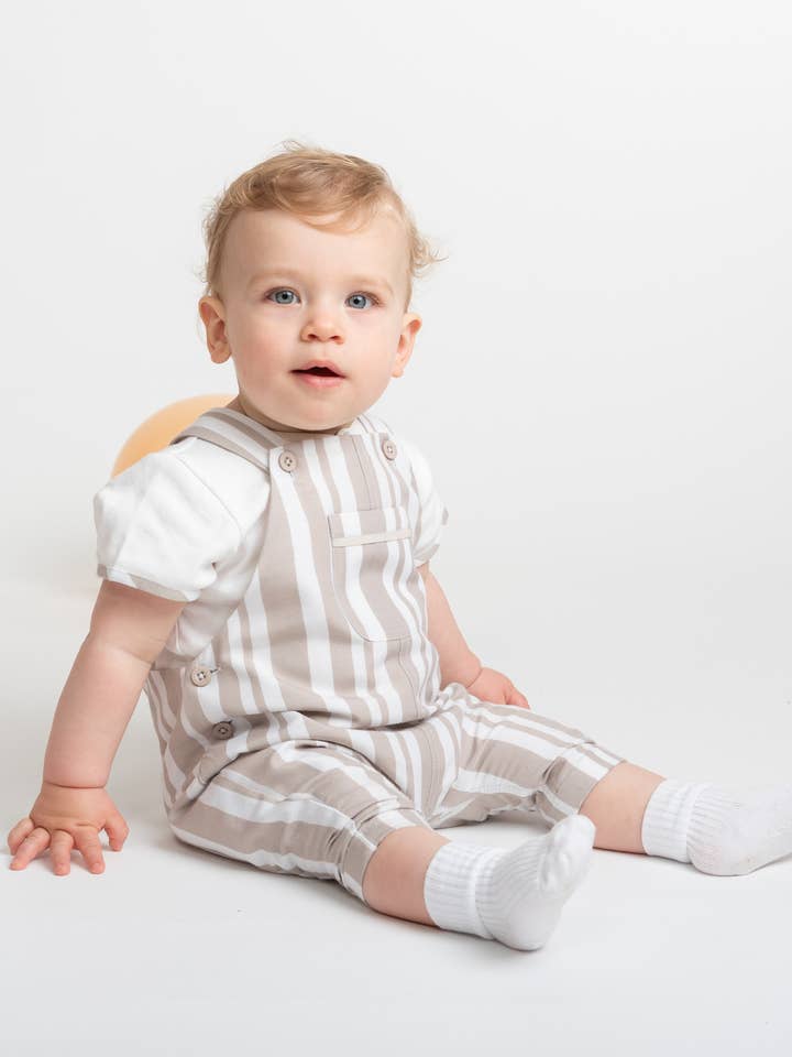 Ensemble short à bretelles Sweet Stripes pour la vente par Caramelo Kids - Fashion Collection