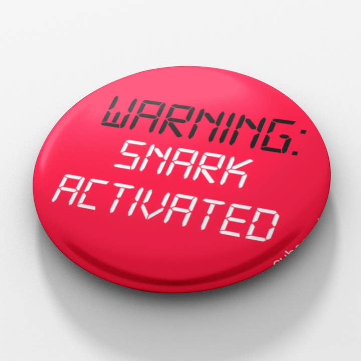 Avertissement : bouton de 1,5 pouce activé par Snark pour la vente par Cube Monkey Designs