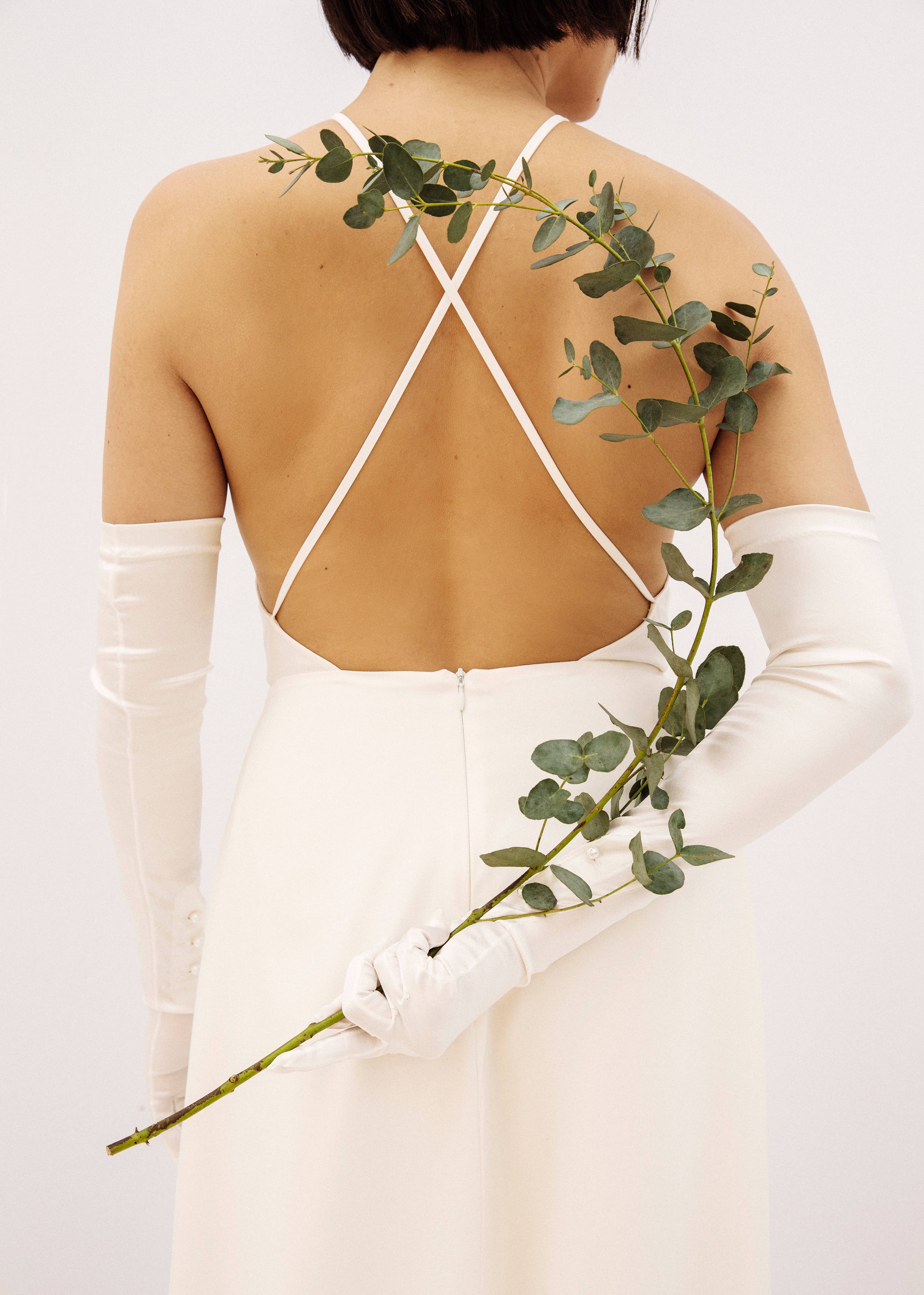 AMATO NEWYORK                          Carolina Amato – Großhandel Handschuhe – Damen – (130) Formeller Seidenhandschuh in Opernlänge mit 3 BTN Mousquetaire 1