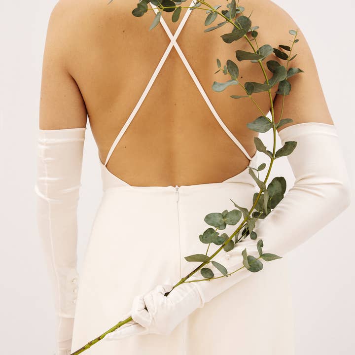 AMATO NEWYORK Carolina Amato - Vendita all'ingrosso Guanti - Donna - (130) Guanto formale in seta lunghezza Opera con moschettone da 3 btn 1