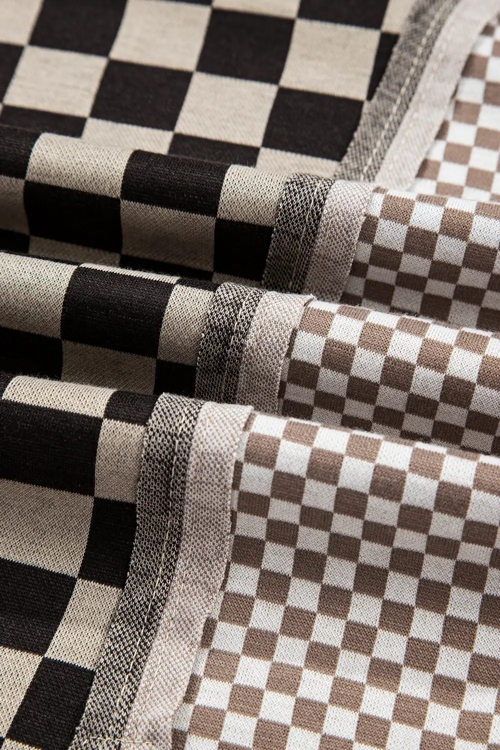 Kaki Haut décontracté à motif patchwork à carreaux mixtes, asymétrique. en vente sur Faire7
