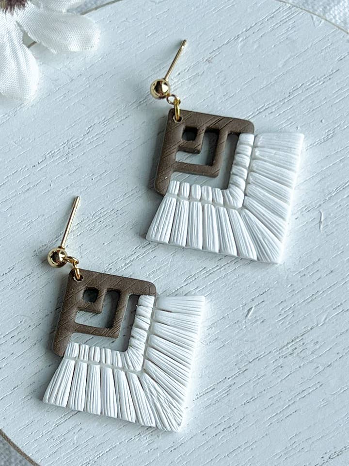 Boucles d'oreilles en argile polymère macramé blanc faux avec dessus en bois pour la vente par Morning Dew Designs
