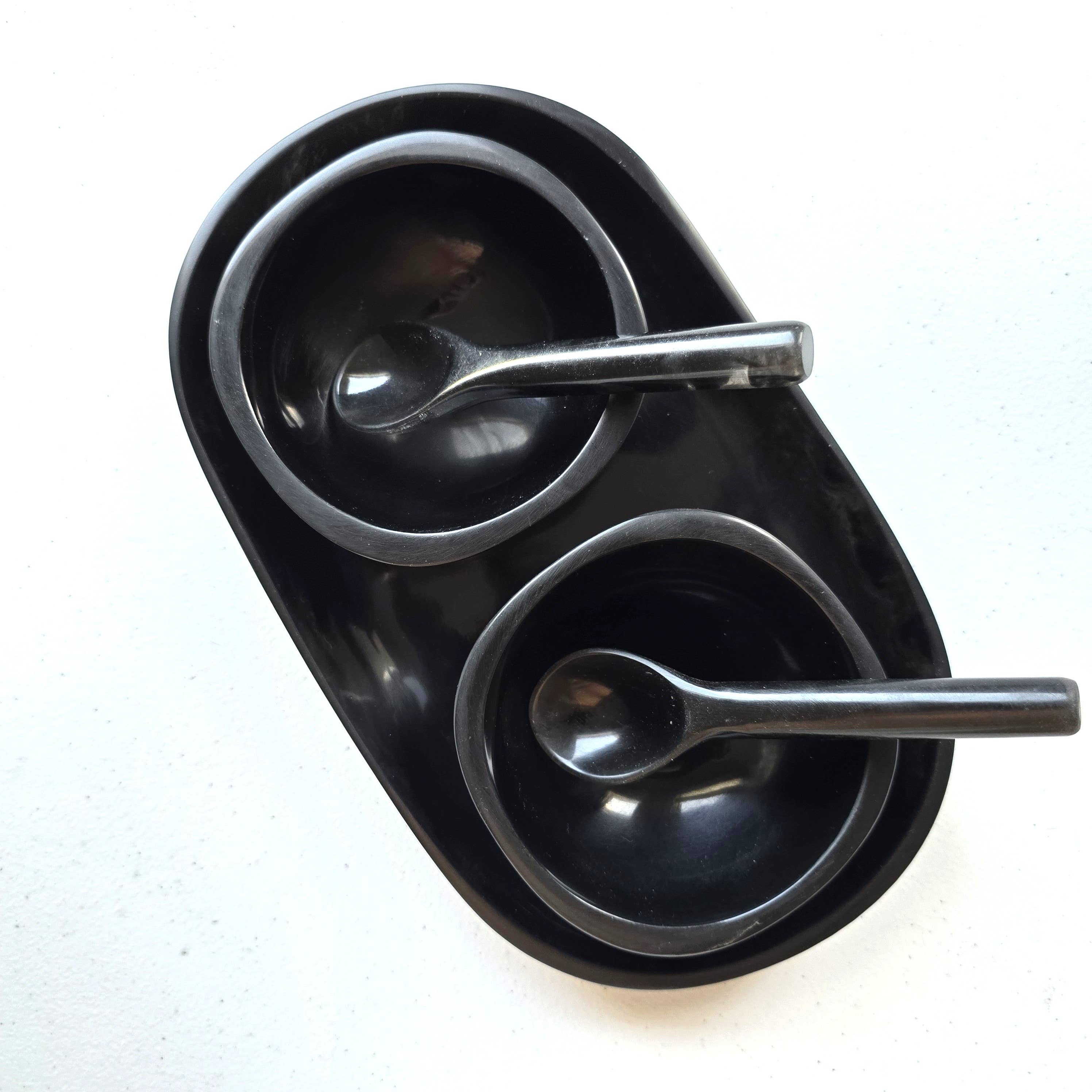 Gibb & Daan – Engroshandel Serveringsbakke – Lille serveringsbakke med 2 skåle og skeer - Håndhældt harpiks3