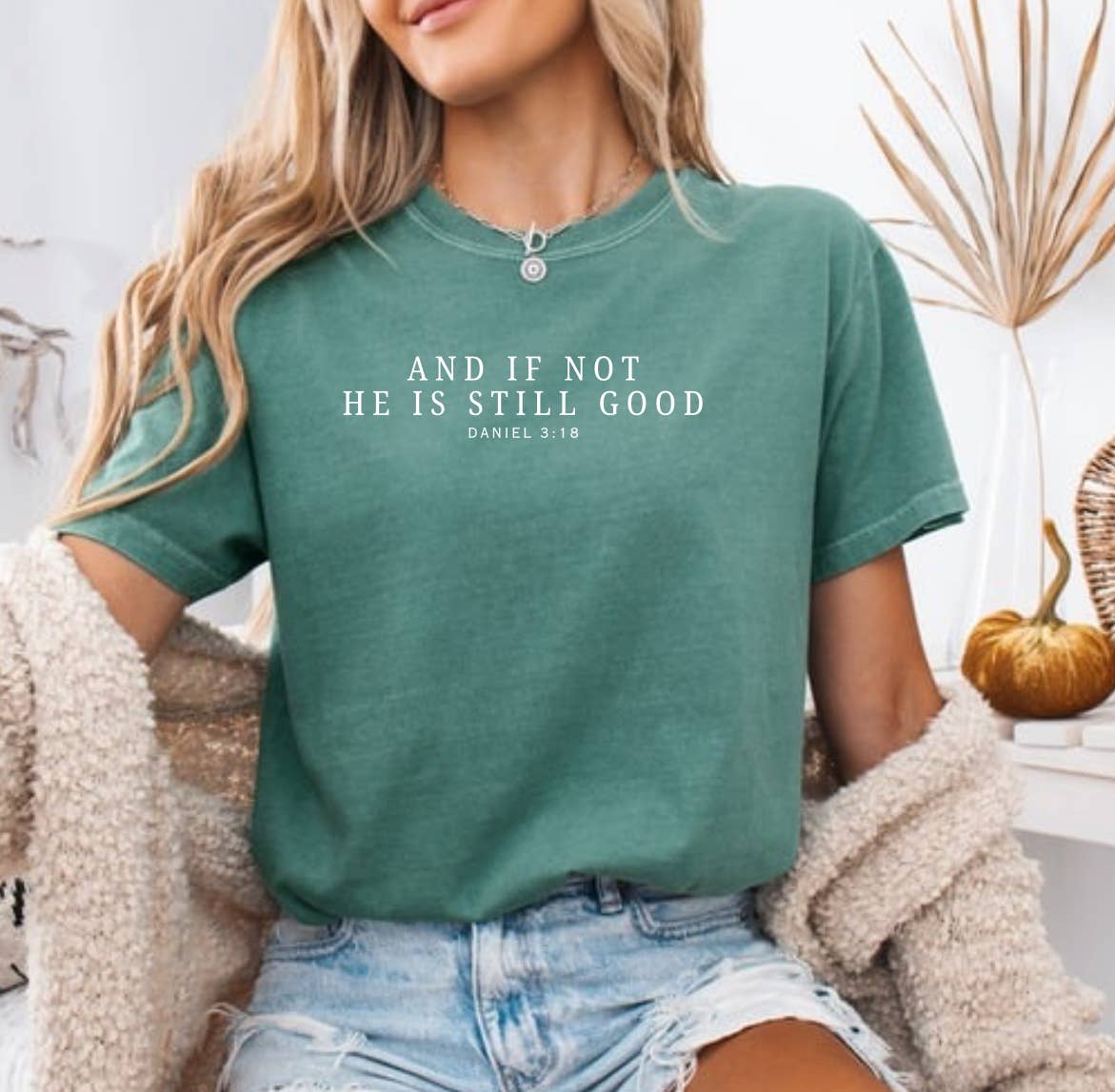 Posh Magnolia Boutique – Engroshandel T-shirt med print - Dame – Han er stadig en god religiøs inspirerende komfortfarve T-shirt1