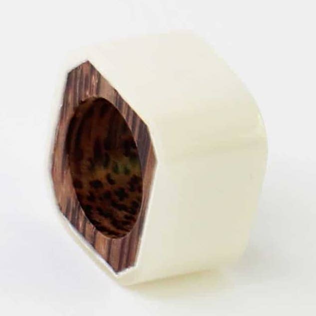 Bague en bois blanc excentrique par Sylca pour la vente par Sylca Designs