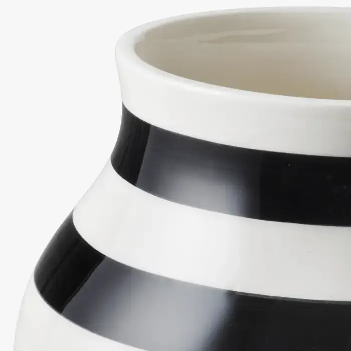 Danish Design Collective - Vente Vases - Kähler - Omaggio - Grand vase en céramique peint à la main - noir1