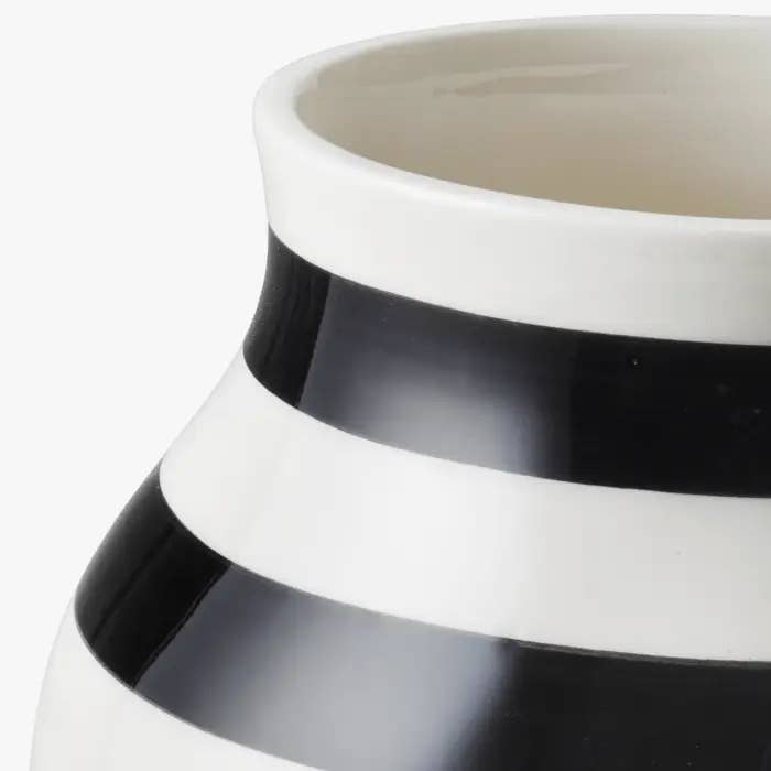 Danish Design Collective - Vente Vases - Kähler - Omaggio - Grand vase en céramique peint à la main - noir1