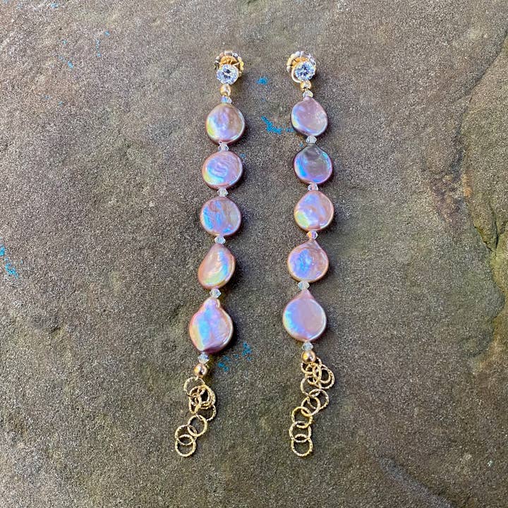 Boucle d'oreille GF en forme de poire d'eau douce rose 14 carats avec clou en zircone cubique pour la vente par Beshea Beshea