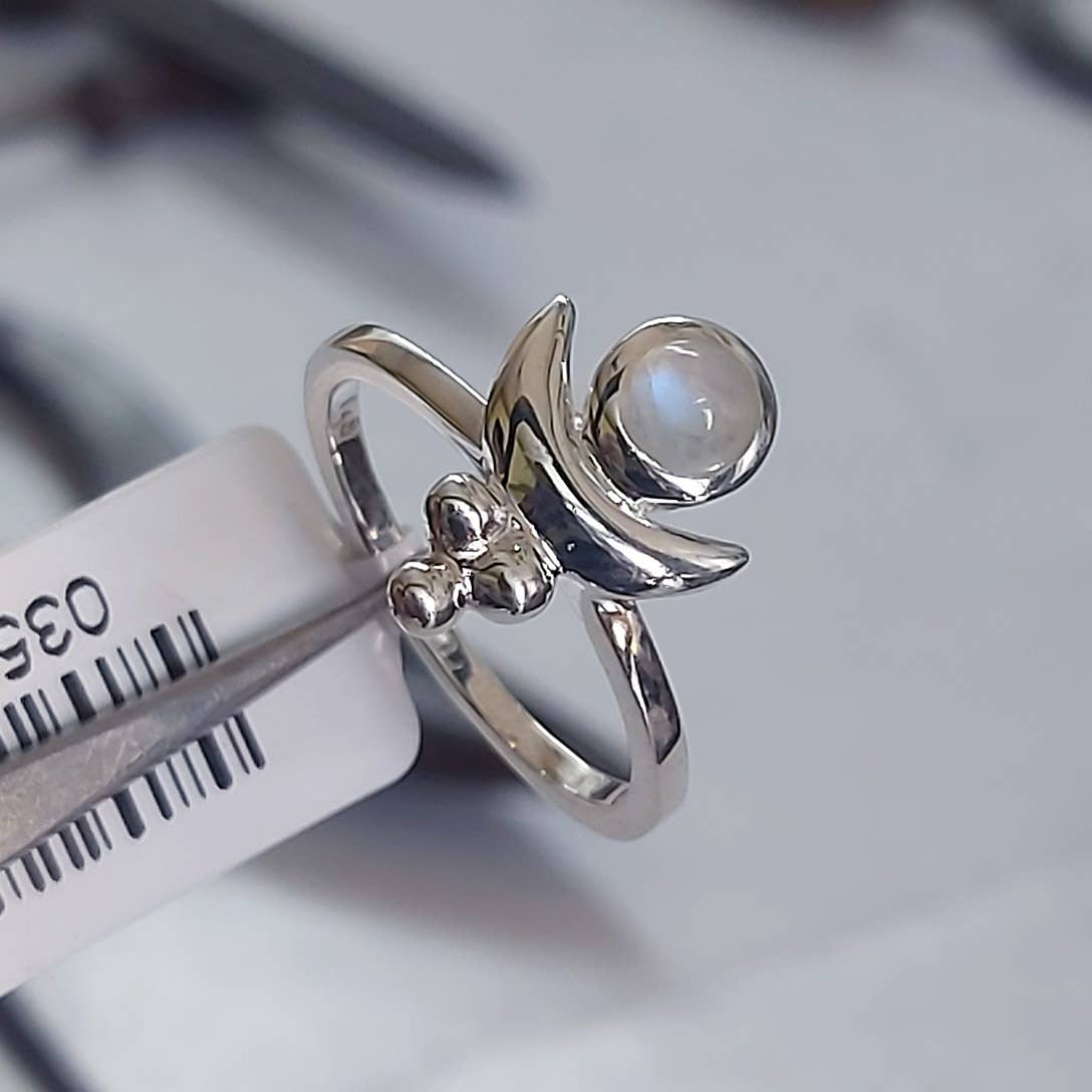 Crystal Earth Sterling – Großhandel Einzelstein-/Solitär-Ring – Ring aus Sterlingsilber mit aussagekräftigem Symbol — Regenbogen-Mondstein2