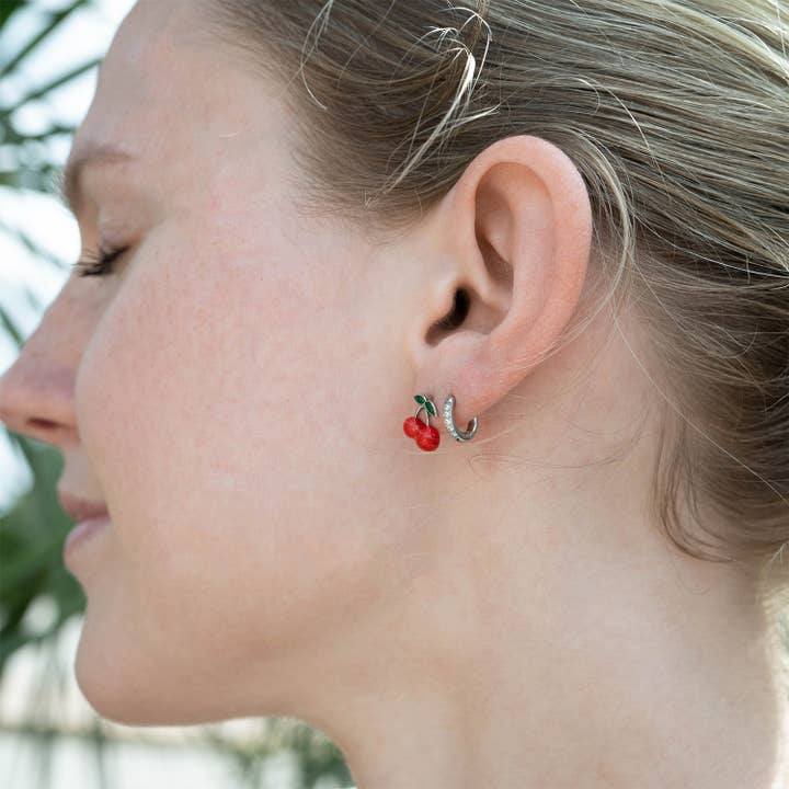 WJW - Venta al por mayor Pendientes de botón/aretes de poste - Pendientes de botón de cereza roja de acero inoxidable con PVD de oro de 18 quilates11