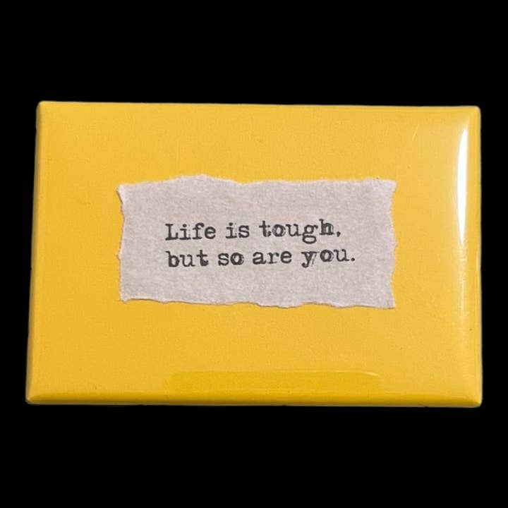 Magnete per frigorifero «La vita è dura, ma lo sei anche tu». per la vendita all'ingrosso da parte di StuckOnU Art