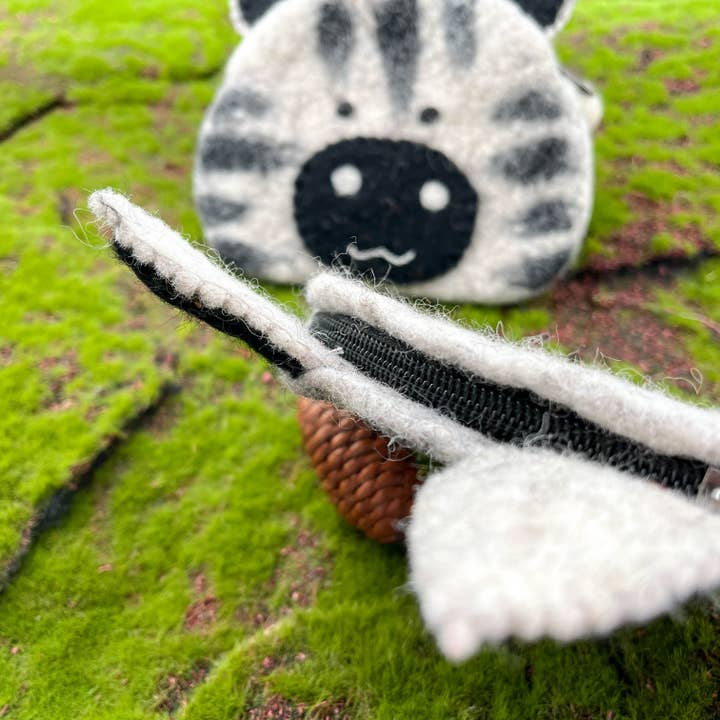 Bianco Portamonete in feltro di lana fatto a mano a forma di zebra dei cartoni animati in vendita all'ingrosso su Faire4
