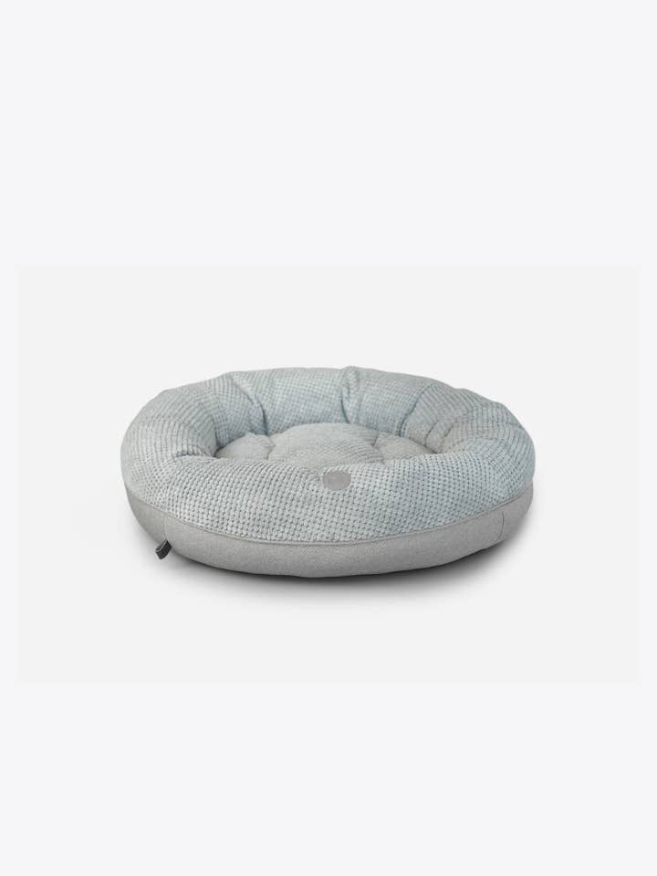 Lit pour chien en forme de beignet gris clair de lune pour la vente par Chester & Lee