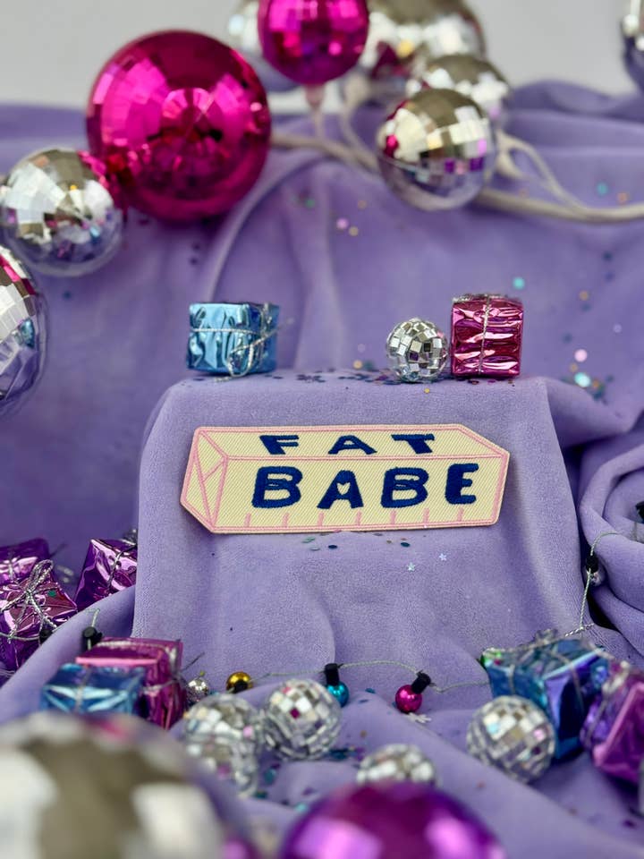 Fed Babe håndbroderet strygemærke for engroshandel hos Anna Parade