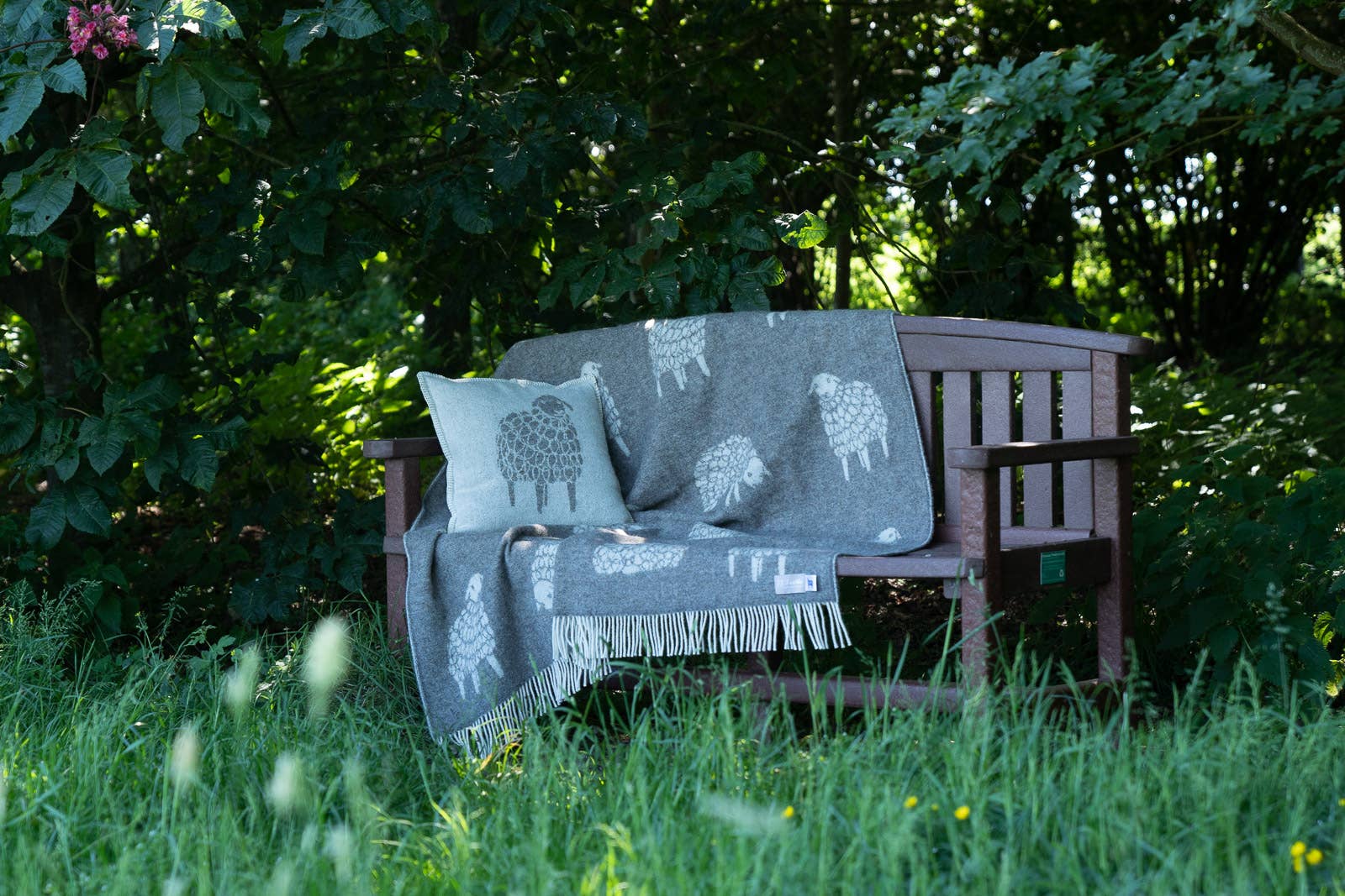 JJ Textile - Vente Plaids - Couvre-lit en pure laine marron foncé Sheep Mima2