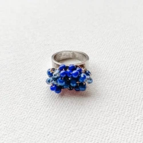 Lapis Lazuli & Swarovski Cluster Ring för wholesale av Lee&Lo Handmade Wearables
