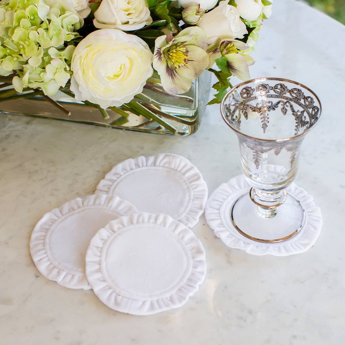 Arte Italica & Crown Linen Designs – Engroshandel Bordskånere – Runde Fløjlskrusbrikker med Flæser - Ny Farve10