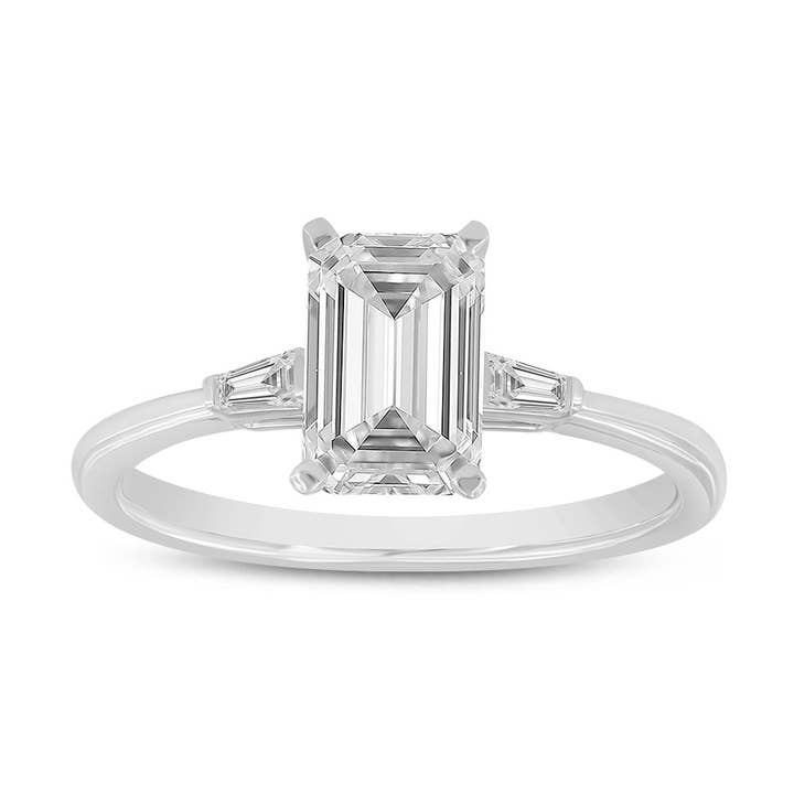 IGI-zertifizierter kultivierter Smaragdschliff-Dreistein-Diamant mit abgestuften Baguettes (1,55 ct) in 14K Gold für den Großhandel von LuvMyJewelry (LMJ)