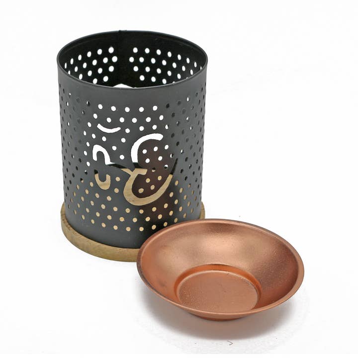 Brûleur à mazout en laiton avec maille + ouverture à bougie : OM pour la vente par Designs by Deekay Inc.