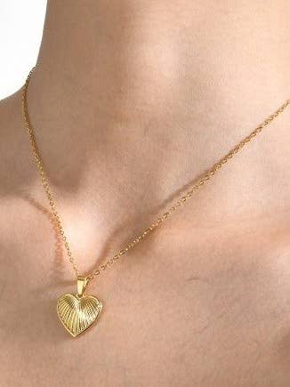 18K ROSTFRITT STÅL TARNISH-FRI HJÄRT-HALSBAND | 40NK9449 för wholesale av JOSSLYN by wall to wall