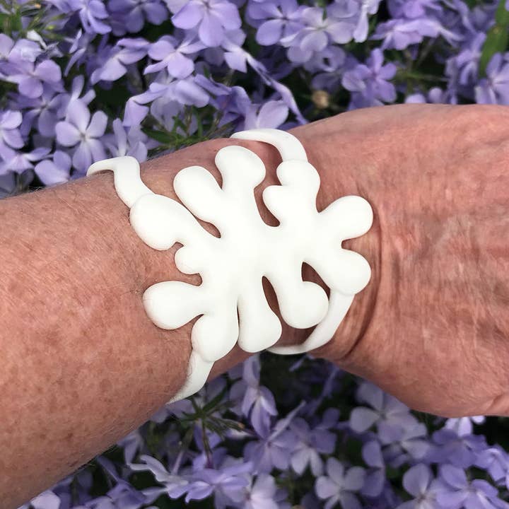 Bracelet manchette CORAIL BOUFFANT BLANC pour la vente par Ree Gallagher Jewelry