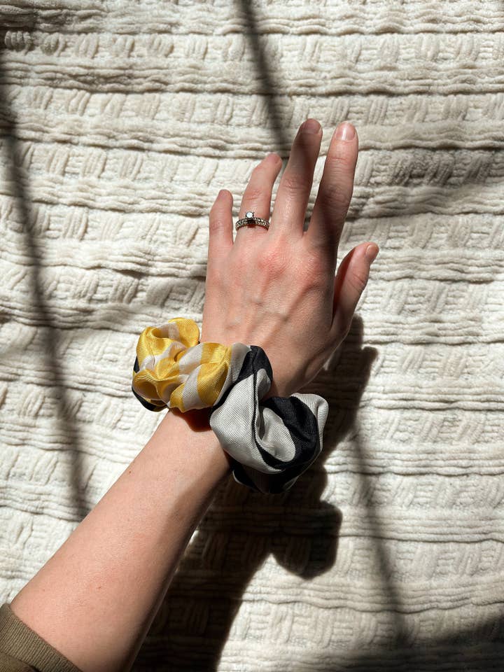 *comme la lumière* - Chouchou 100 % soie pour la vente par Maddie Vasiliev