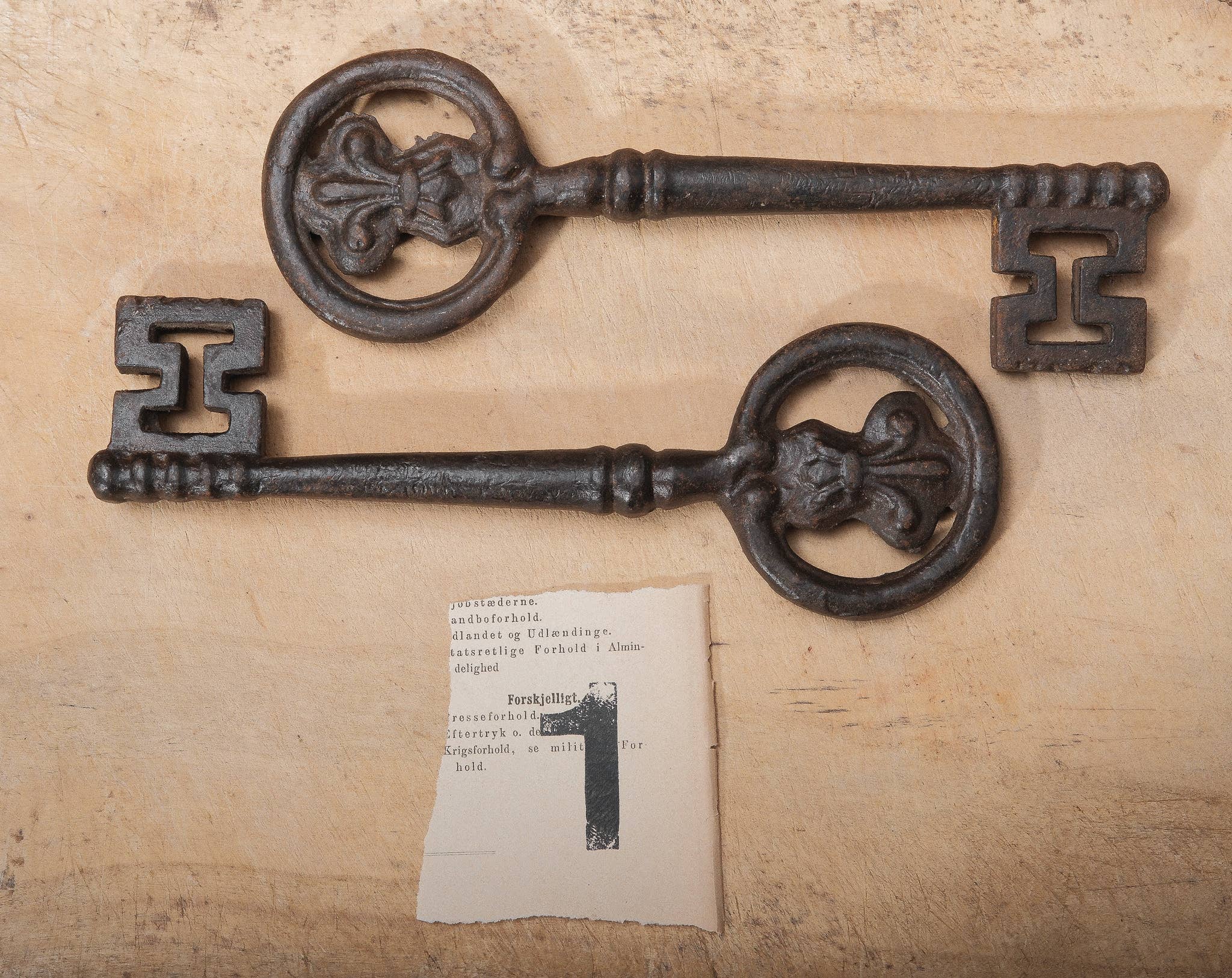 Golden Oldies Antiques - Vente Décorations de table - Reproduction Clé Squelette en Fer Style Vintage0