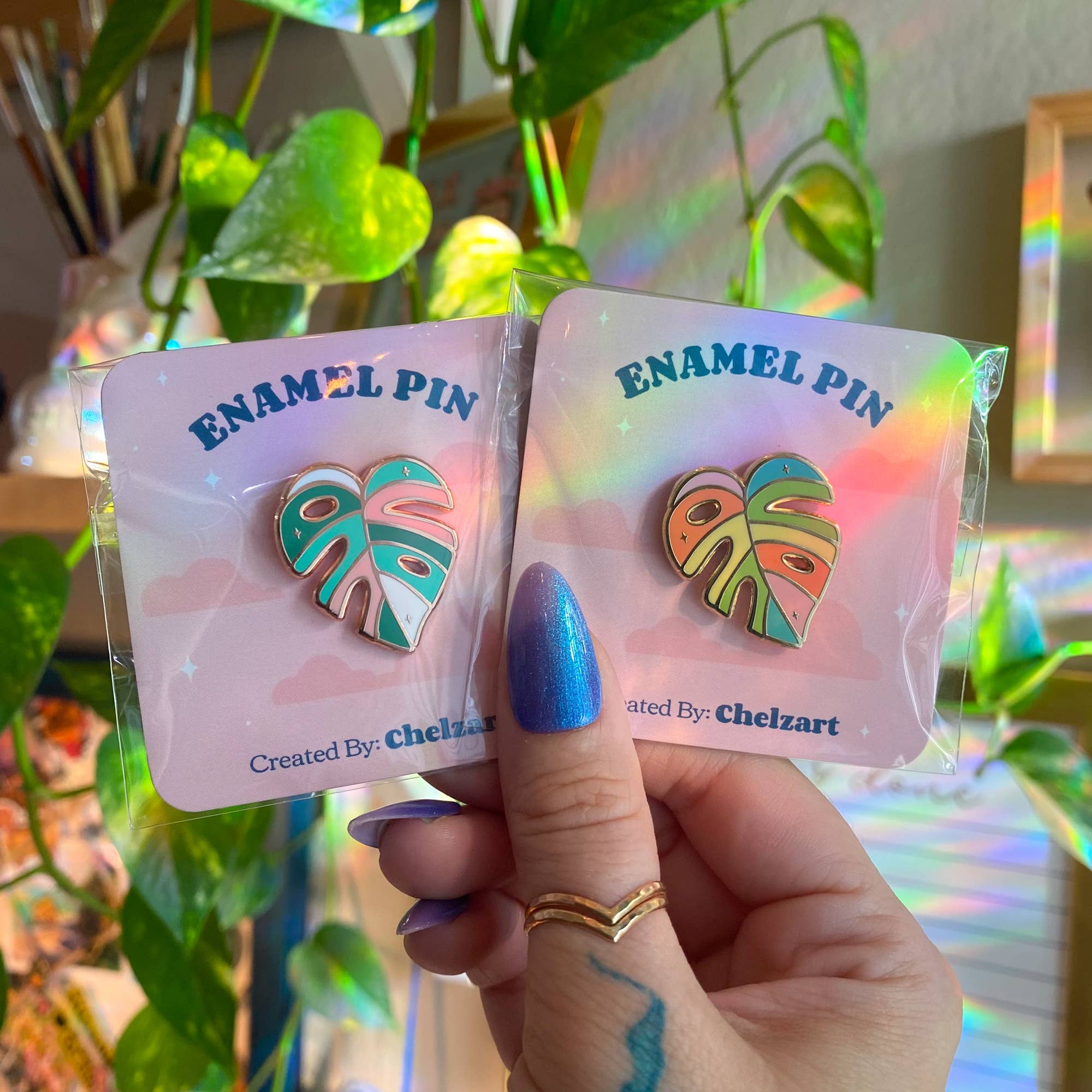 Chelzart - Vente Épinglettes/boutons - Épinglette en forme de feuille Rainbow Monstera | Épingle en émail3