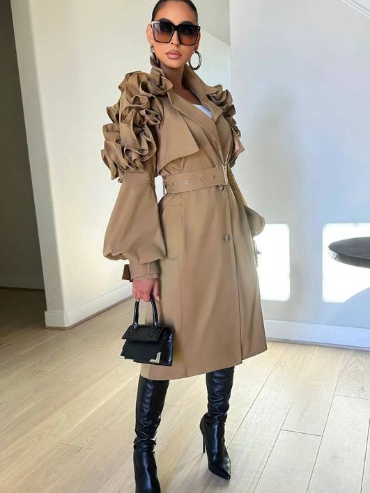 TRENCH CON MANICHE FLOREALI - HOEA977 per la vendita all'ingrosso da parte di House of E ATL LLC