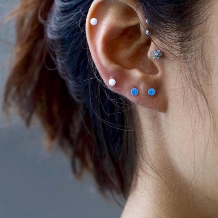 Orecchini a lobo con opale bambino per la vendita all'ingrosso da parte di E’toiles Jewelry LLC