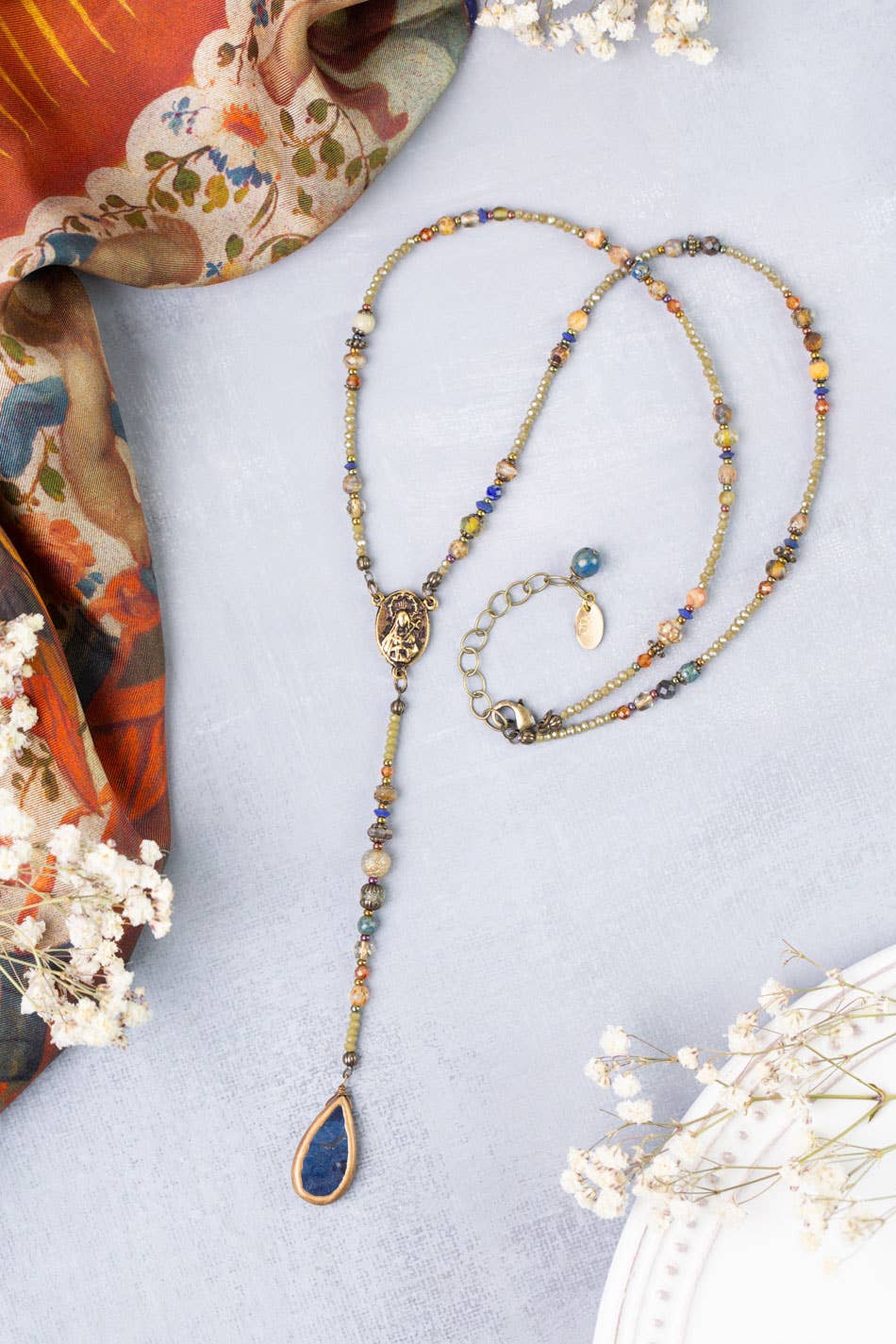 Anne Vaughan Designs Jewelry - Vendita all'ingrosso Collane di perline/perle - Collana Statement in Lapislazzuli e Vetro Ceco "Sacred Heart" 21-23"0