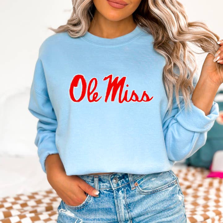 Sweatshirt Ole Miss Gildan dessiné à la main pour la vente par Gia Gifts Boutique