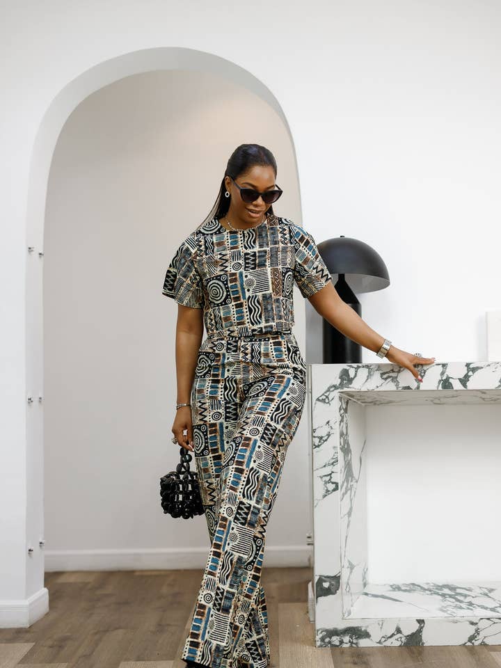 Ensemble pantalon deux pièces ADUN à imprimé africain pour la vente par Mae Otti