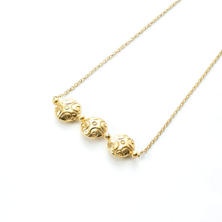 Collier Trois Amulettes, Plaqué Or 22k, Fait Main pour la vente par Né Nepal