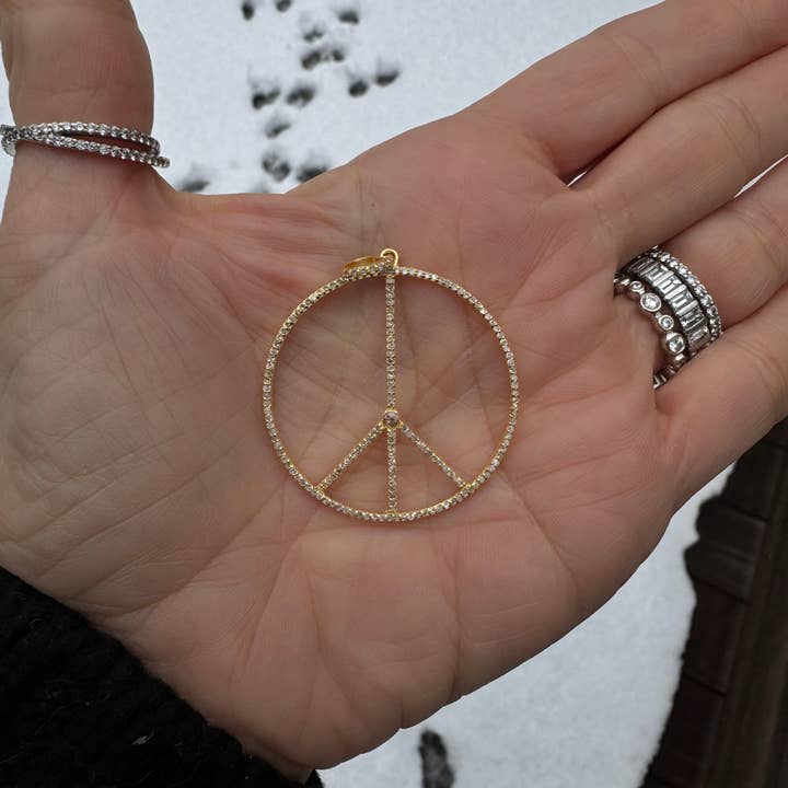 Pingente Redondo de Ouro com Diamantes Pavé Paz por atacado de ILISSA MICHELE JEWELRY