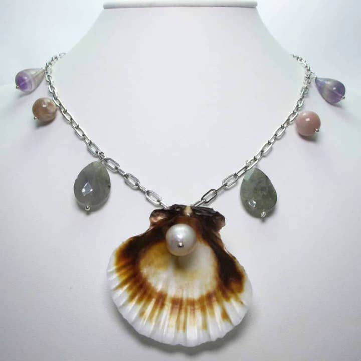 Collana con conchiglia, perla barocca, labradorite, pietra por atacado de Giulia Sorvillo di Serino
