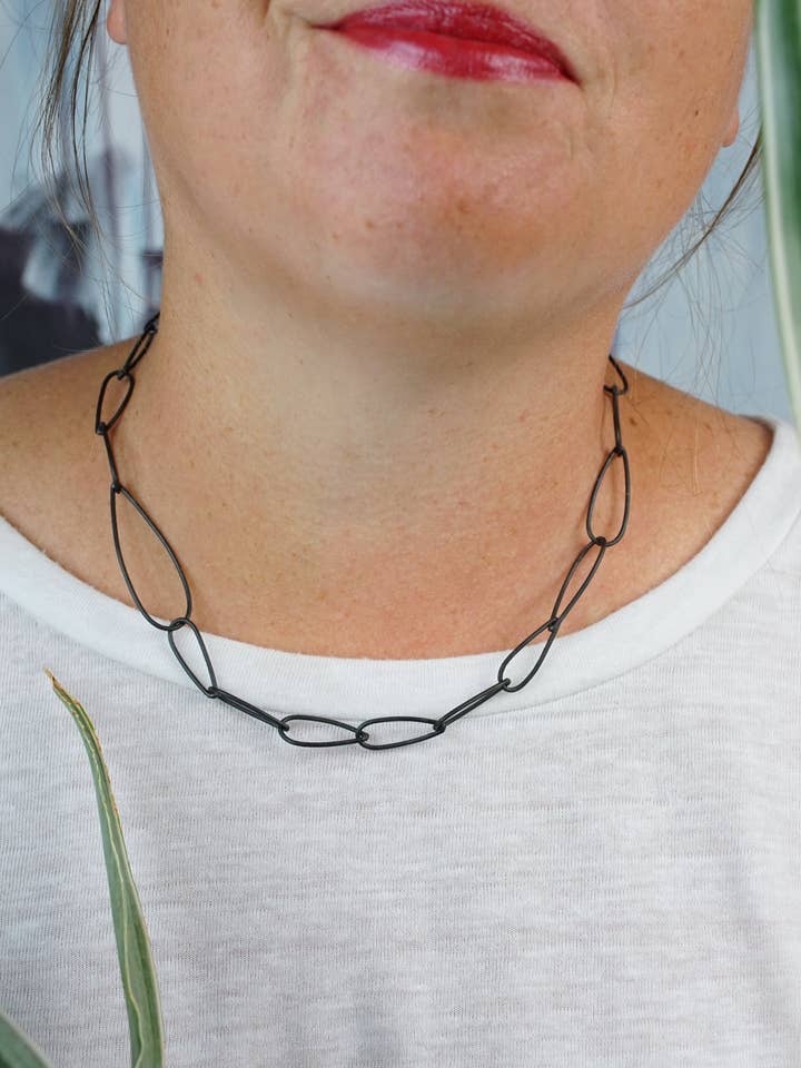 Collana Modular Petite n. 2 in acciaio per la vendita all'ingrosso da parte di Megan Auman