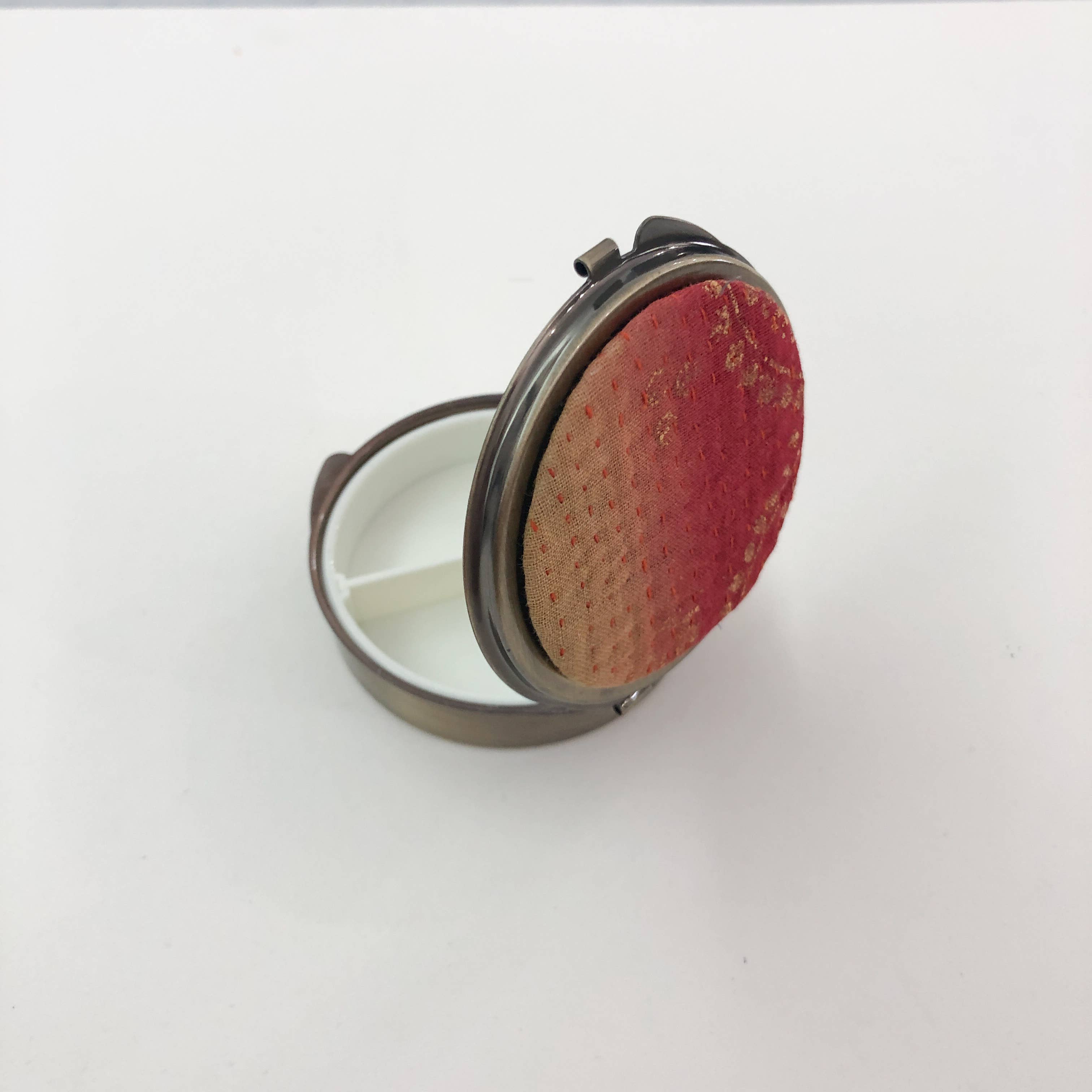 OTTO FINN – Engroshandel Smykkesskrin – Antik bronze rund spejl-æske til smykker og piller2