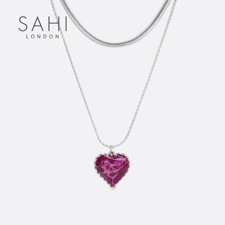 Collier pendentif cœur d'amour en émail Sahi pour la vente par SAHI LONDON LTD