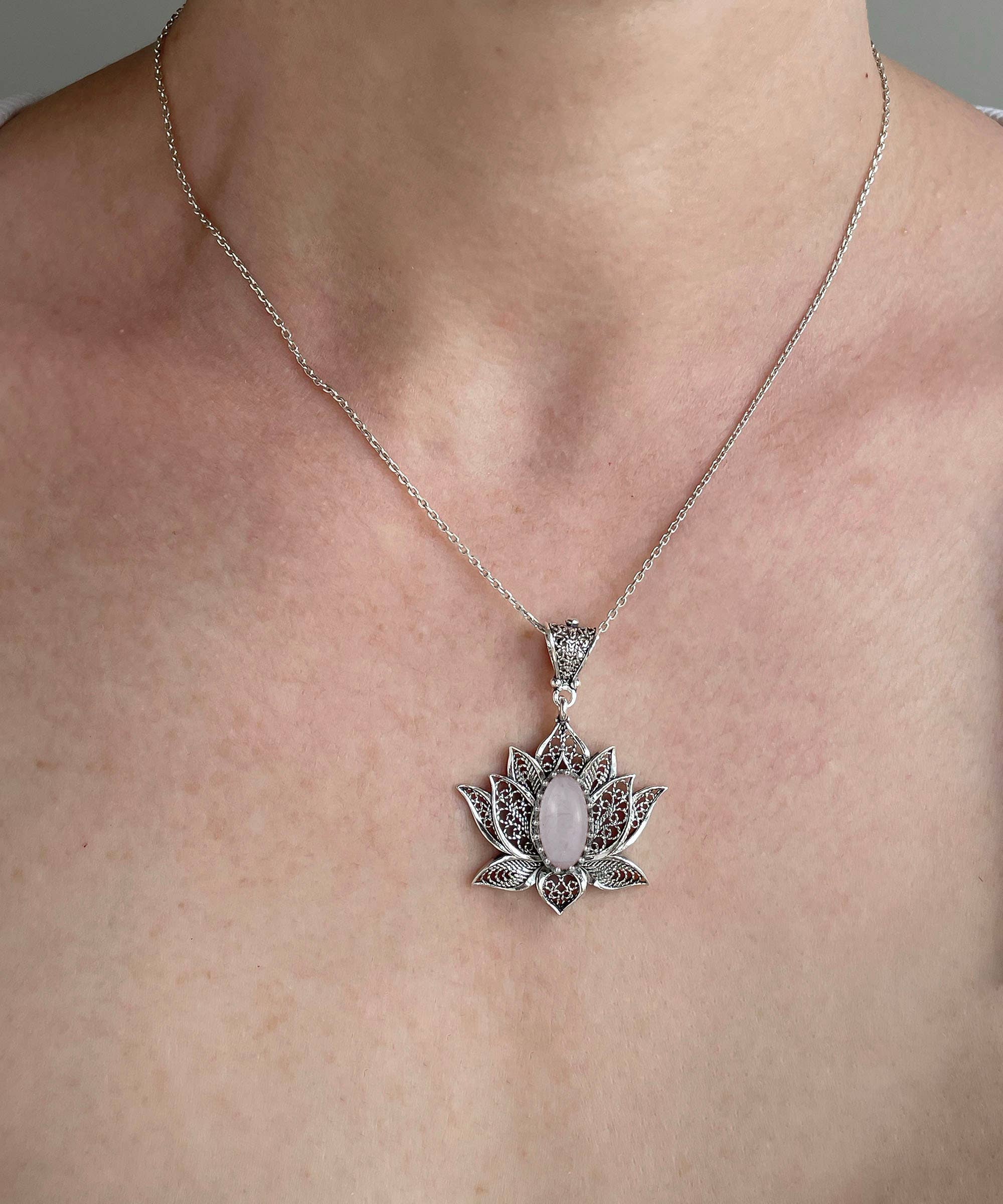 Filigranist Jewelry - Vente Colliers à pendentif - Collier à pendentif en argent sterling en filigrane en forme de lotus et quartz rose pour femme3